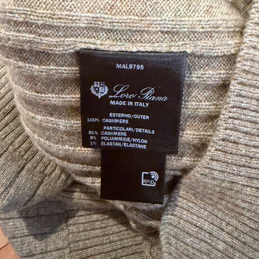 Loro Piana Maras Cashmere V-Neck Sweater in Moss Green - Picture 5 of 5